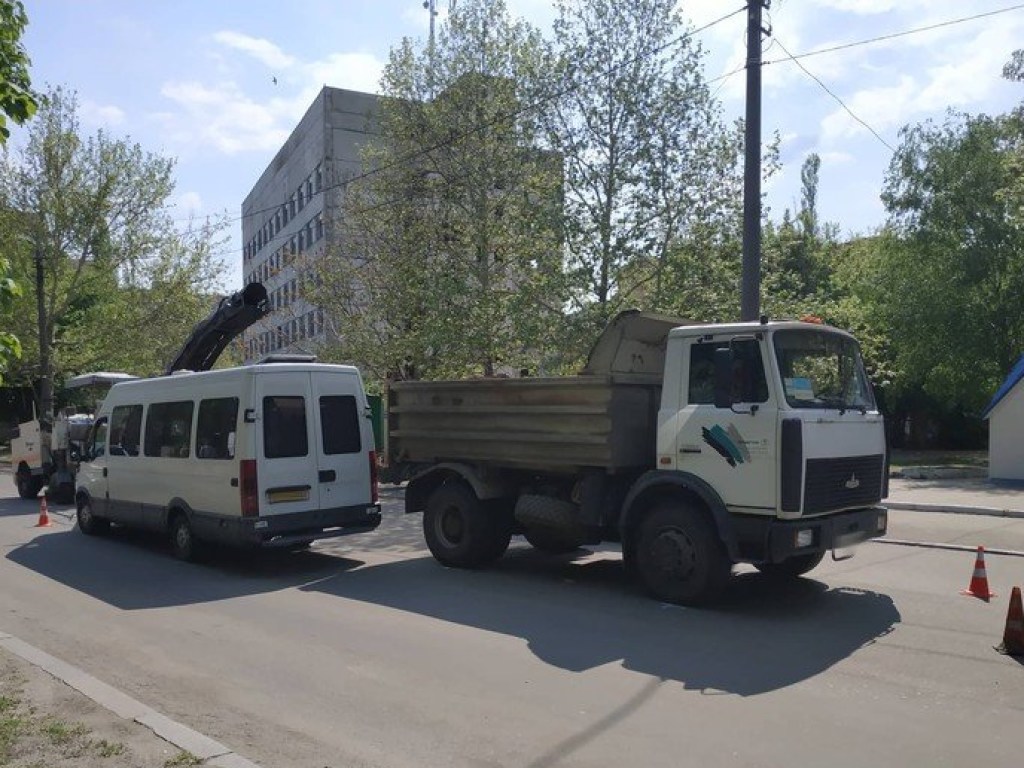 В Николаеве столкнулись грузовик дорожников и маршрутка (ФОТО)