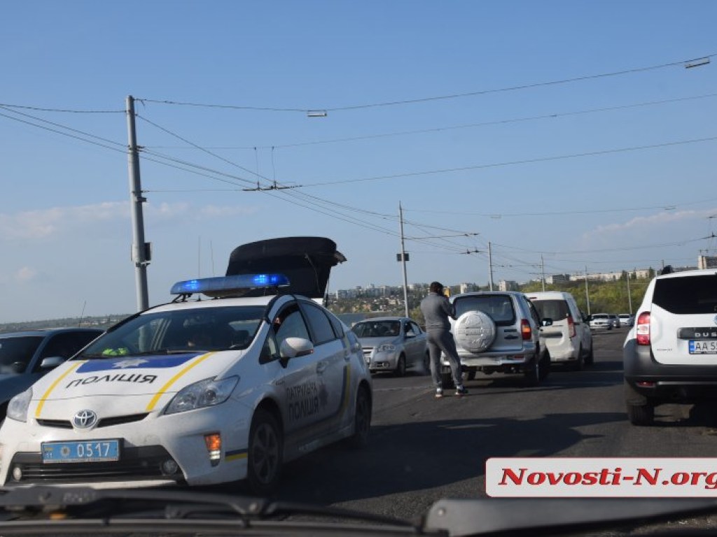 В Николаеве на мосту не поделили дорогу Chevrolet и Renault (ФОТО)