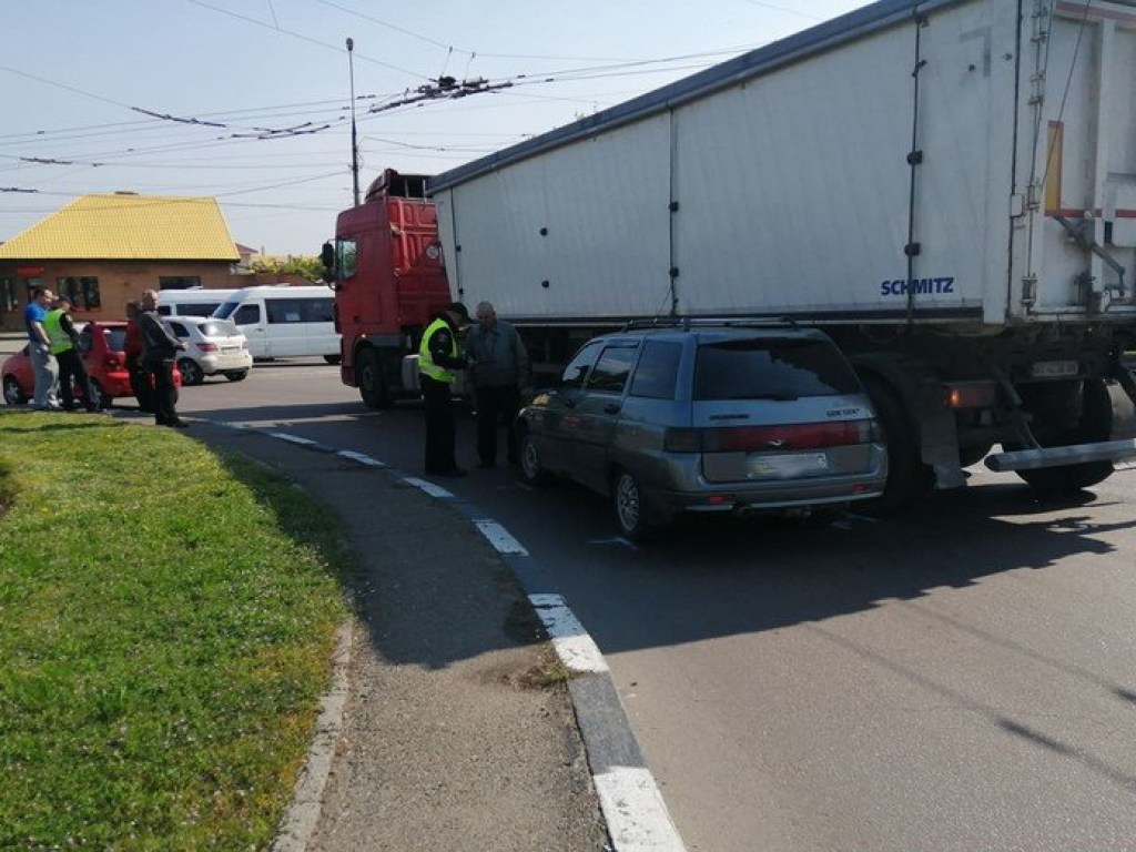 В Николаеве тягач повредил две легковушки: на месте аварии образовалась пробка (ФОТО)