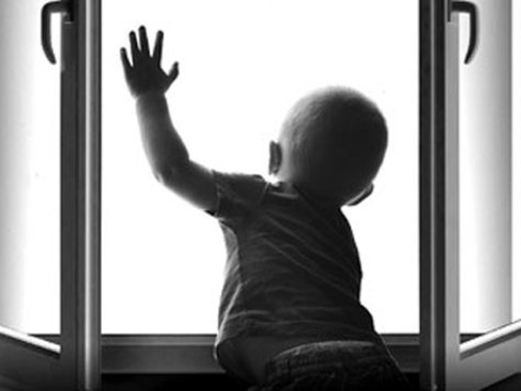 В Житомире полуторагодовалый ребенок выпал из окна девятого этажа и выжил (ВИДЕО)