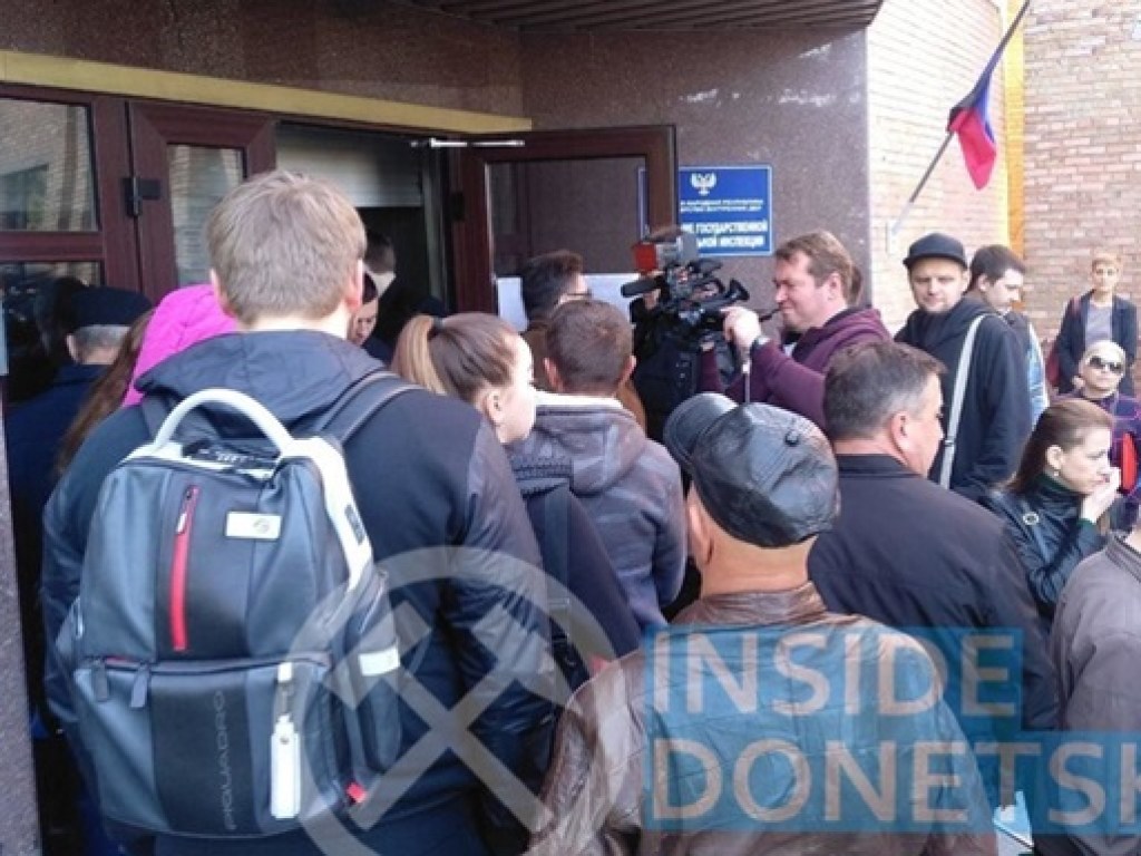 В Донецке увидели очередь за российскими паспортами (ФОТО)