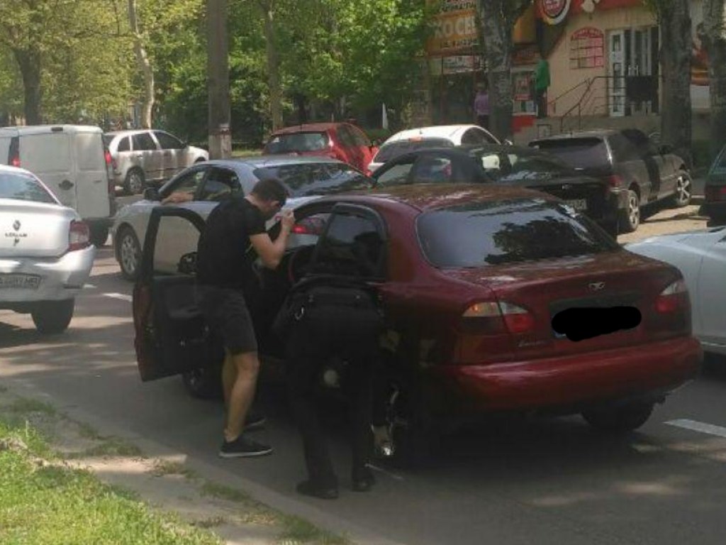 Авария произошла из-за пробки: в центре Николаева столкнулись Daewoo и Renault (ФОТО)