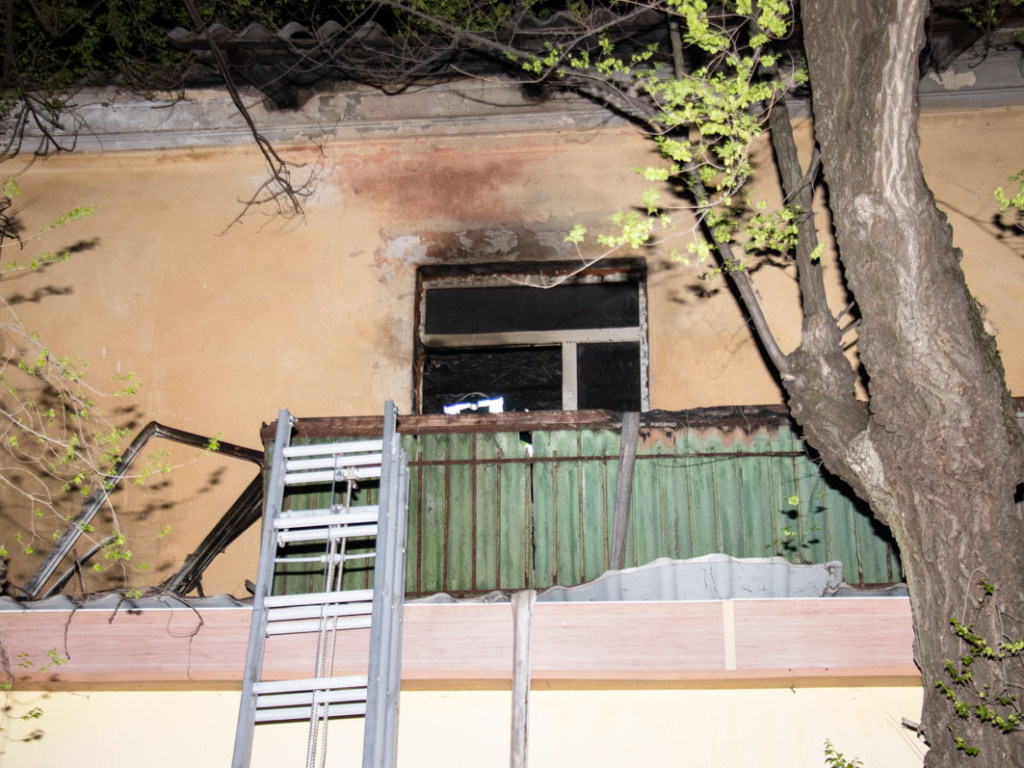 На Новой Дарнице в Киеве горел двухэтажный дом (ФОТО, ВИДЕО)