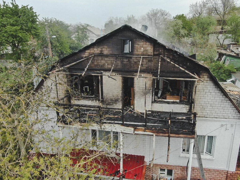 На Совках в Киеве горел частный дом (ФОТО, ВИДЕО)