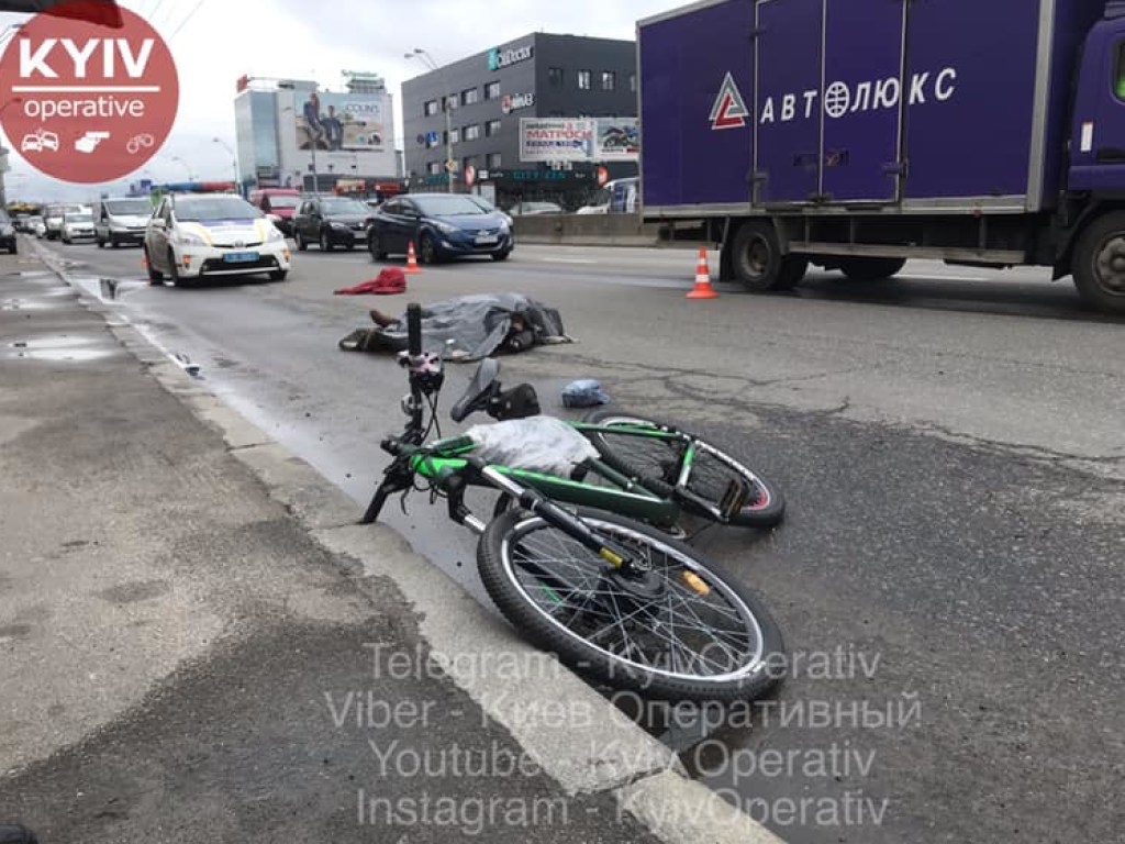 В Киеве у станции метро «Почайна» произошло ДТП с грузовиком: погиб велосипедист (ФОТО)