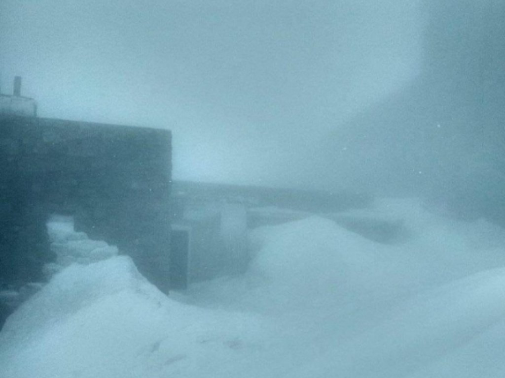 Пейзажи словно из «Игры престолов»: спасатели показали майский снег на горе Поп Иван (ФОТО)  