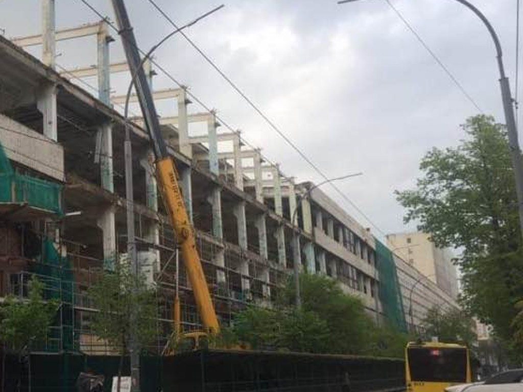 Продали с молотка: в Киеве начали демонтировать здание оборонного завода (ФОТО)