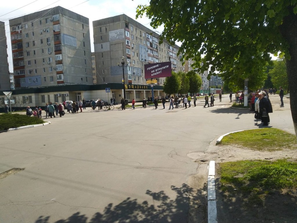 Жители Лисичанска пришли к мэру с требованиями включить воду (ВИДЕО)