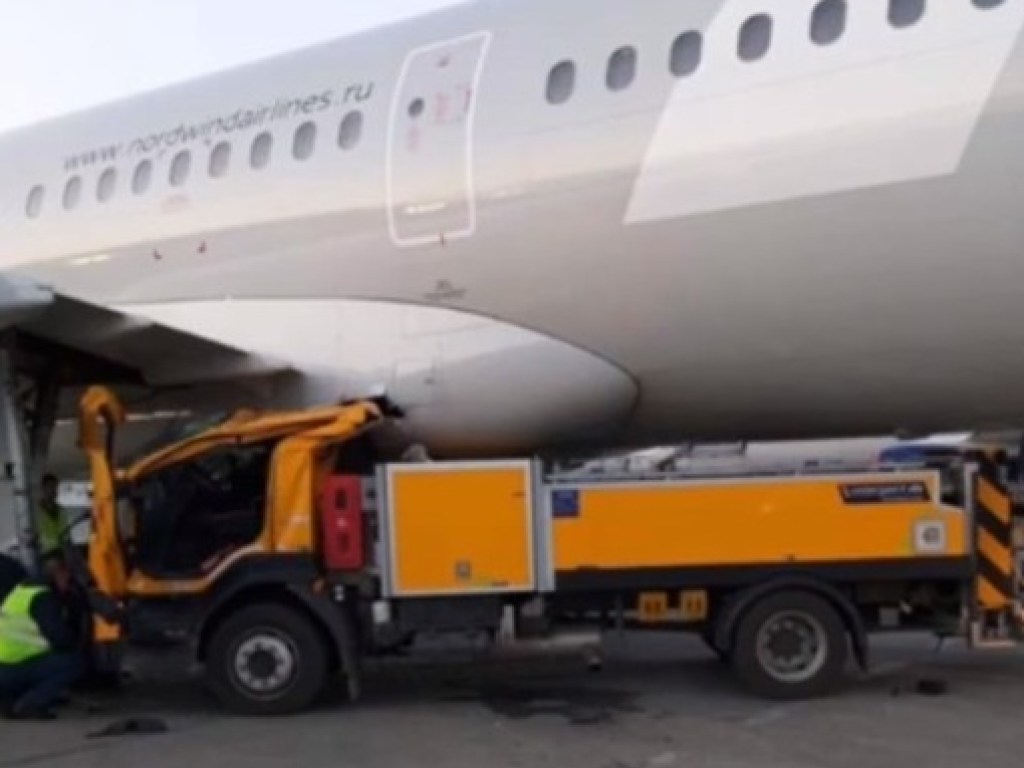 В московском аэропорту погрузчик врезался в Boeing (ФОТО, ВИДЕО)