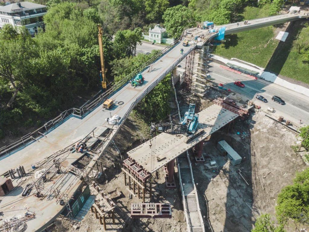 В центре Киеве завершается возведение пешеходно-велосипедного моста: фото с дрона