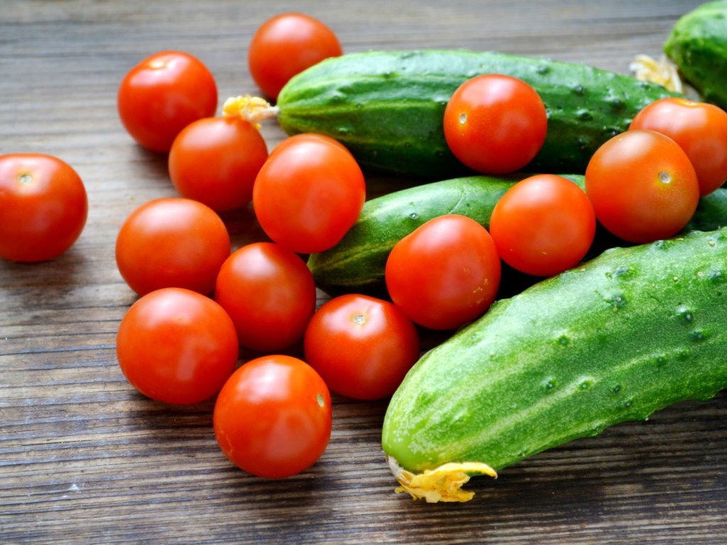 Гастроэнтеролог назвал простые способы снизить количество нитратов в первых овощах
