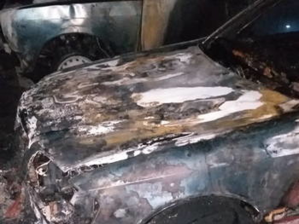 Во дворе в Харькове загорелись автомобили (ФОТО)
