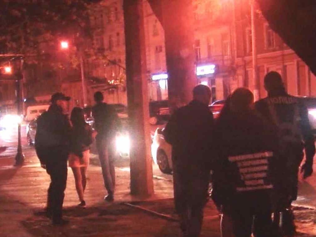 В Одессе полицейские в ходе рейда по центральным улицам задержали 23 «жрицы любви» (ВИДЕО)