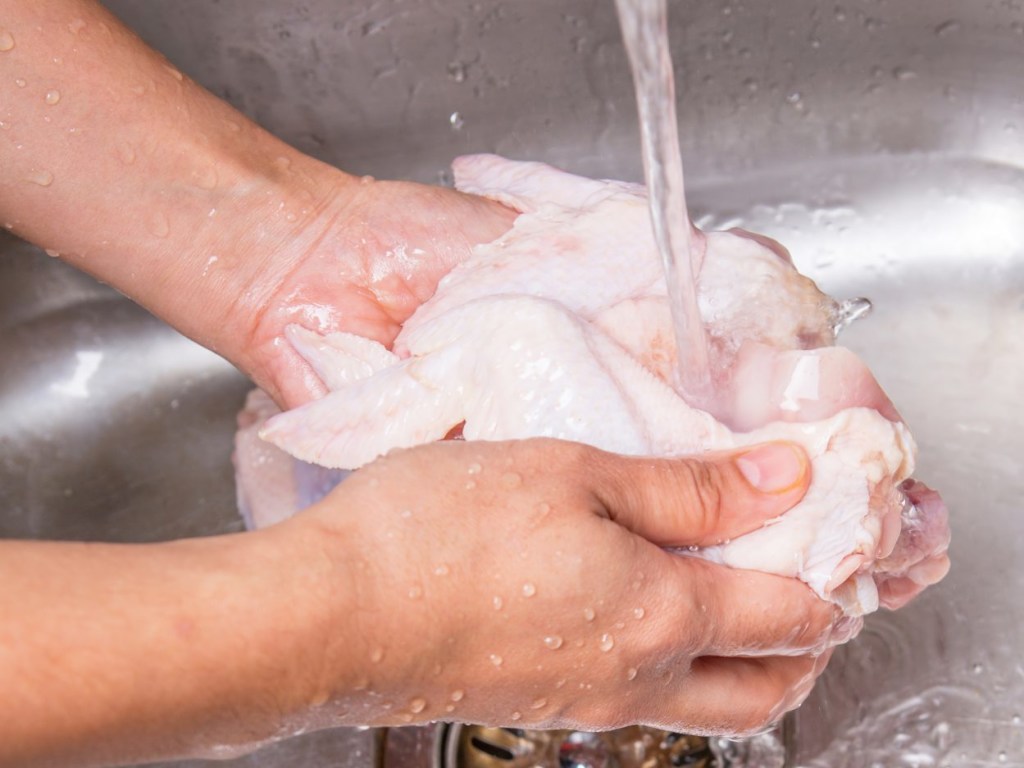 Мыть курицу перед приготовлением опасно: можно серьезно отравиться