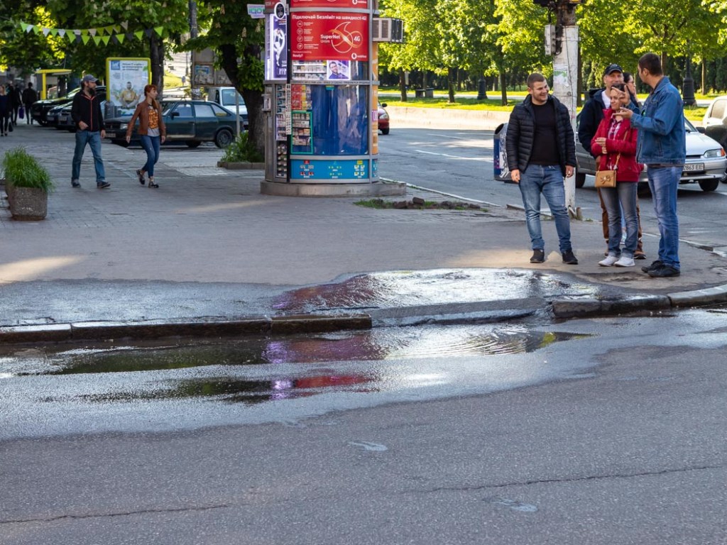 В центре Днепра образовался «фонтан» из канализации (ФОТО)