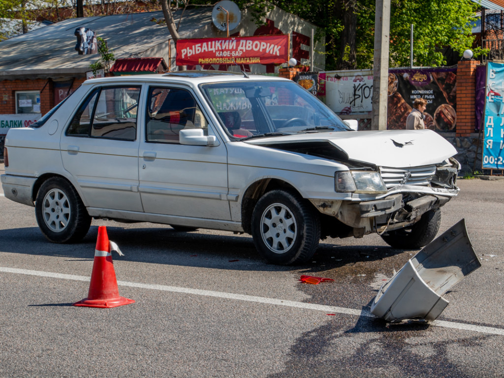 При столкновении Peugeot и Renault в Днепре пострадала женщина (ФОТО, ВИДЕО)