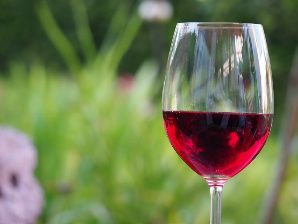 Учёные нашли эликсир стройности: Вино на ночь способствует похудению