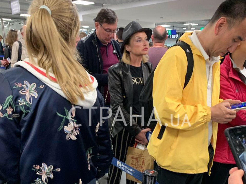 Семейство Луценко застали в аэропорту Рима (ФОТО)