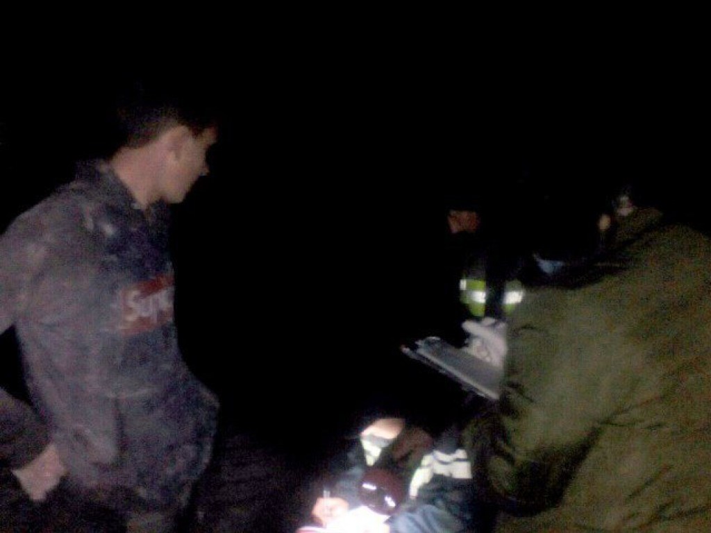 Спасатели вытащили из болота двух детей под Днепром (ФОТО)
