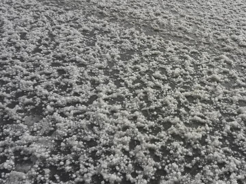 Можно лепить снеговиков: Тернополь засыпало обильным градом (ФОТО, ВИДЕО)
