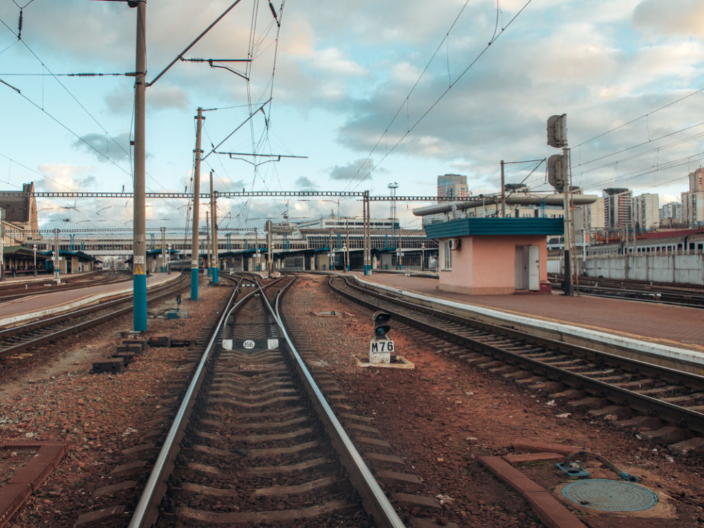 Шел встречать на вокзал: Под Киевом школьника сбил поезд, в котором ехала его мама