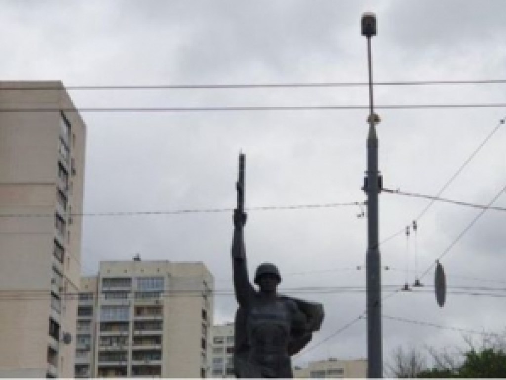 В Харькове молния сбила флаг с памятника Воину-освободителю (ВИДЕО)