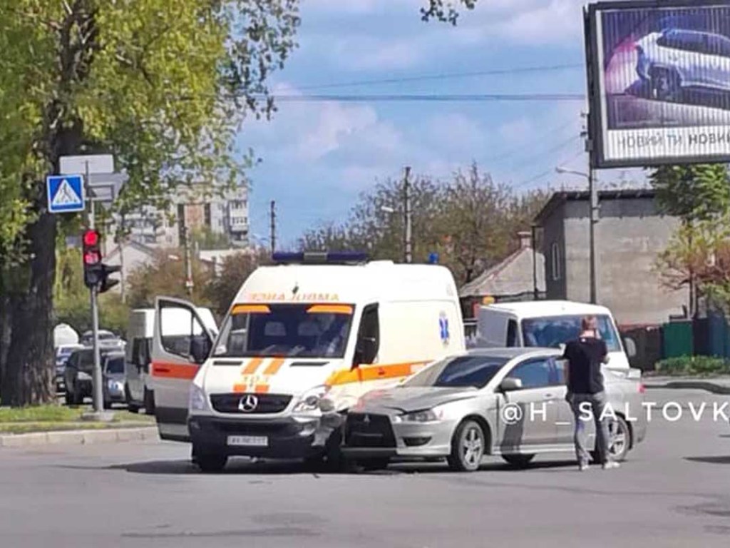 В Харькове произошло ДТП с участием машины «скорой» (ФОТО)