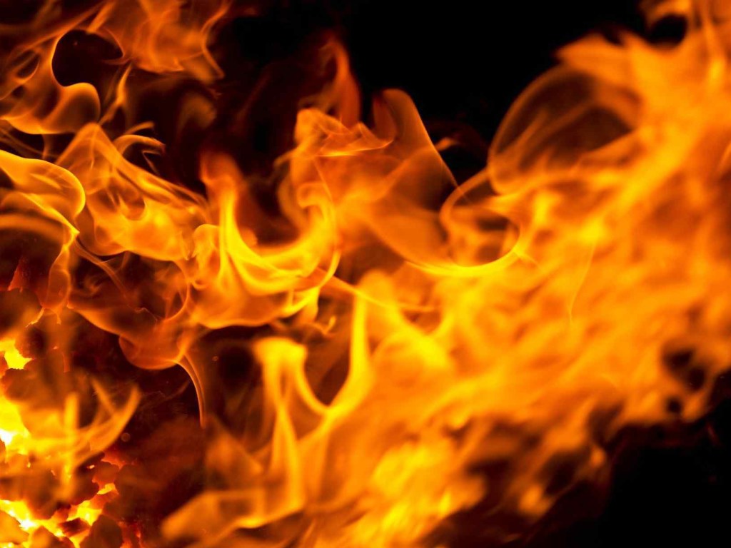 В Одессе горел старый завод: с огнем боролись 30 пожарных