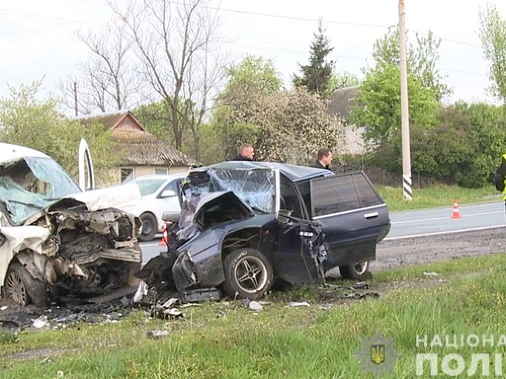 В селе Винницкой области столкнулись Mazda и Fiat: четверо человек погибли (ФОТО, ВИДЕО)