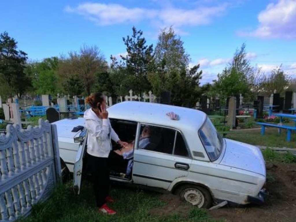 В селе Днепропетровской области пьяный водитель снес кладбищенскую ограду (ФОТО)