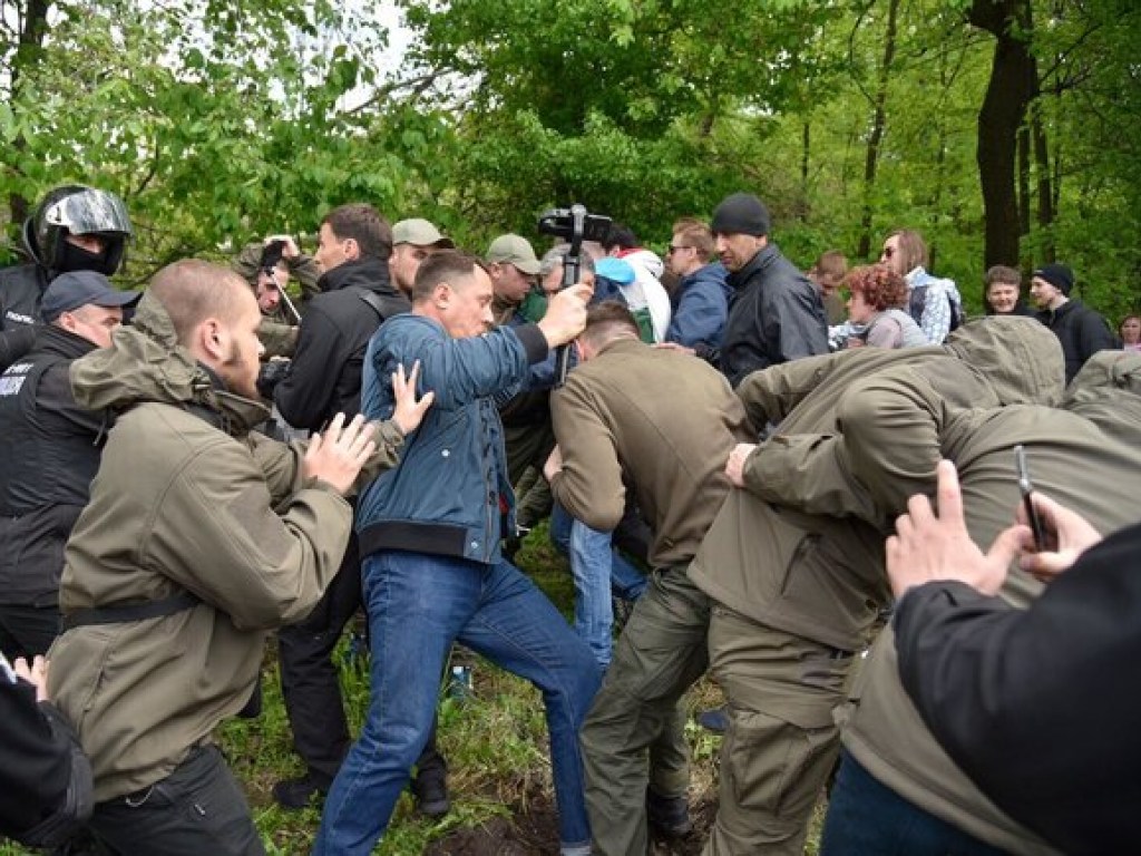 В столичном Протасовом Яру произошли столкновения между застройщиком и местными жителями (ФОТО)