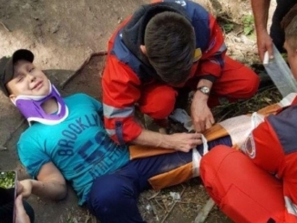 В Запорожье мальчик сорвался с тарзанки и упал в 6-метровую балку (ФОТО)