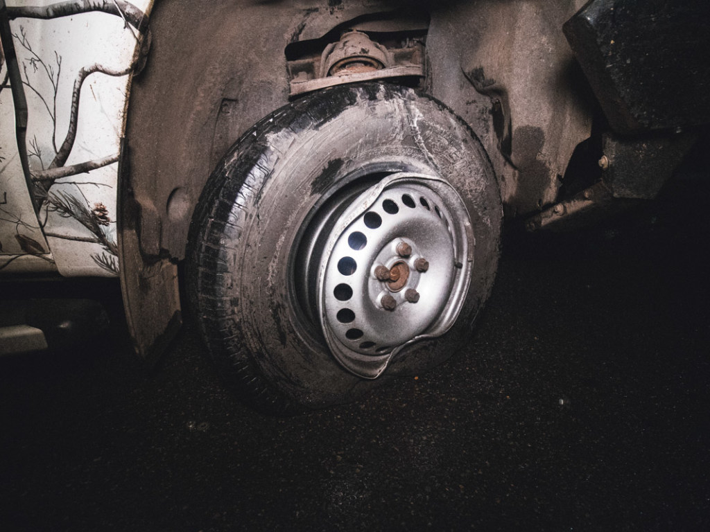 Под Киевом Volkswagen врезался в кирпичный забор: от удара пьяный водитель вылетел из машины (ФОТО, ВИДЕО)