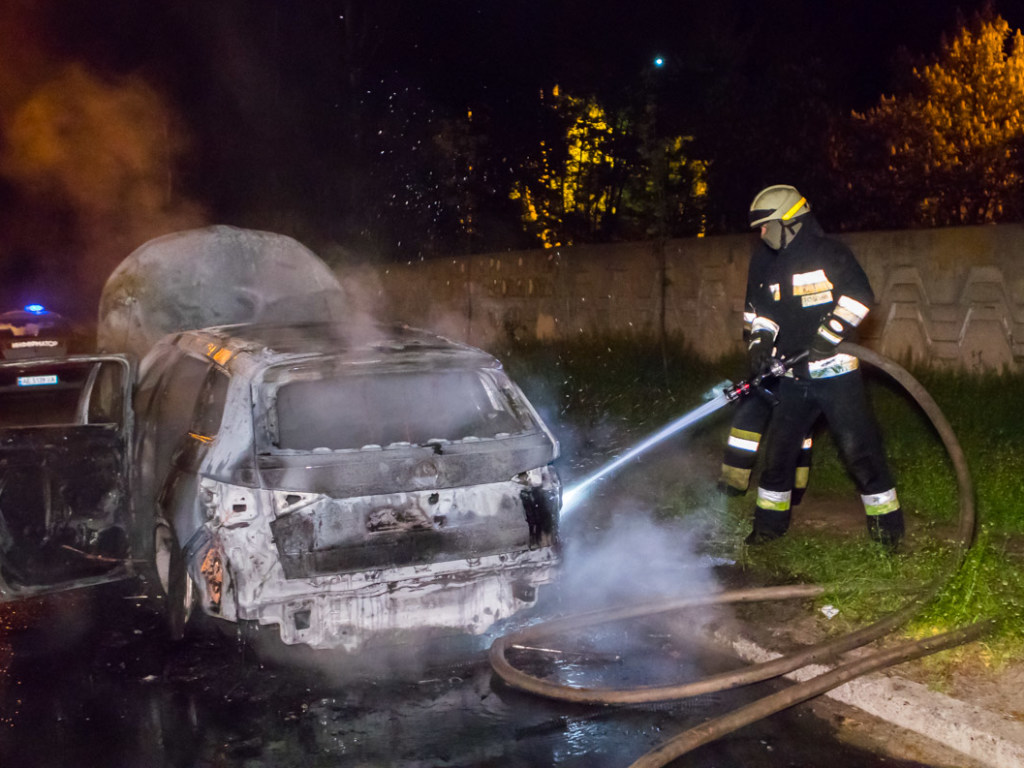 Ночью в Днепре полностью сгорел автомобиль Skoda (ФОТО)