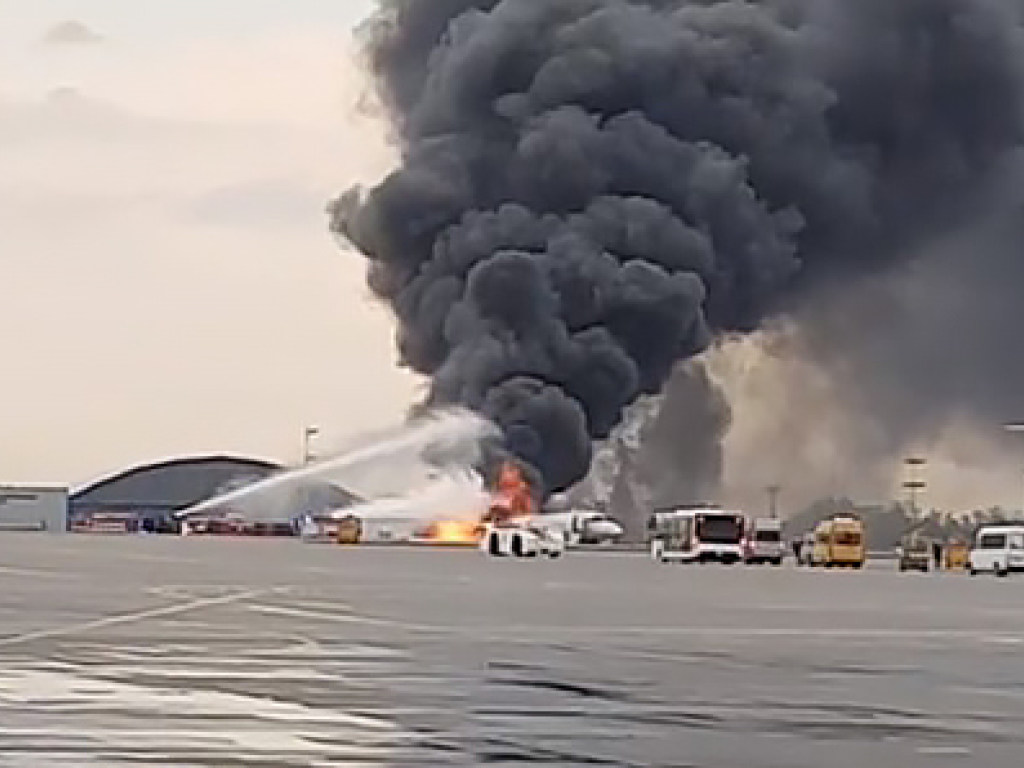 В московском аэропорту при посадке загорелся самолет, есть жертвы (ФОТО, ВИДЕО)