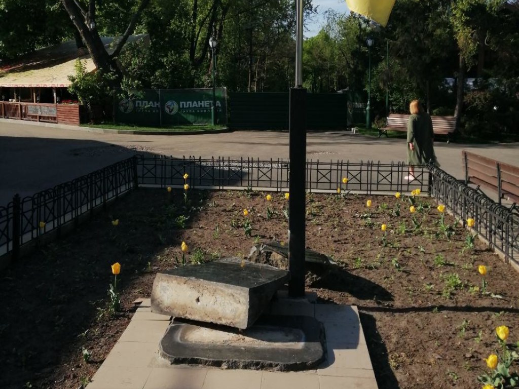 В центре Харькова разбили памятник суверенитету Украины (ФОТО)