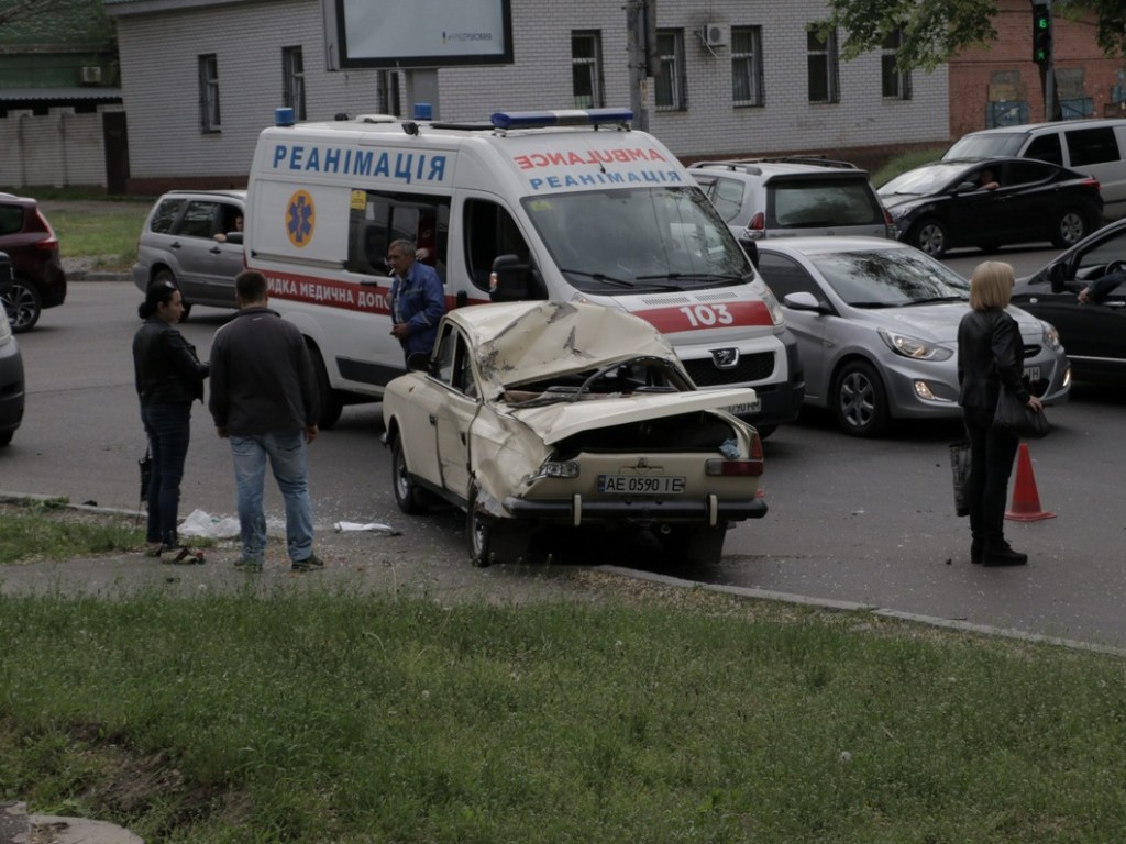 В центре Днепра «Москвич» столкнулся с Renault и перевернулся: ДТП едва не кончилось дракой (ФОТО, ВИДЕО)