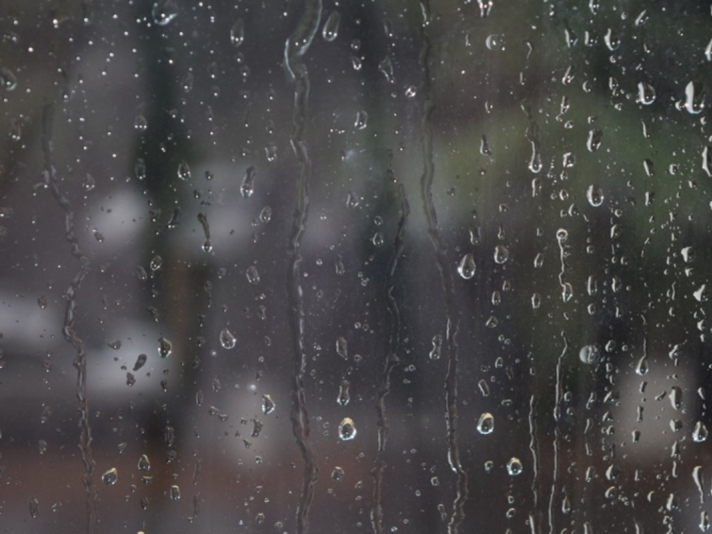 В Николаеве коммунальщики клали асфальт под проливным дождем (ФОТО)