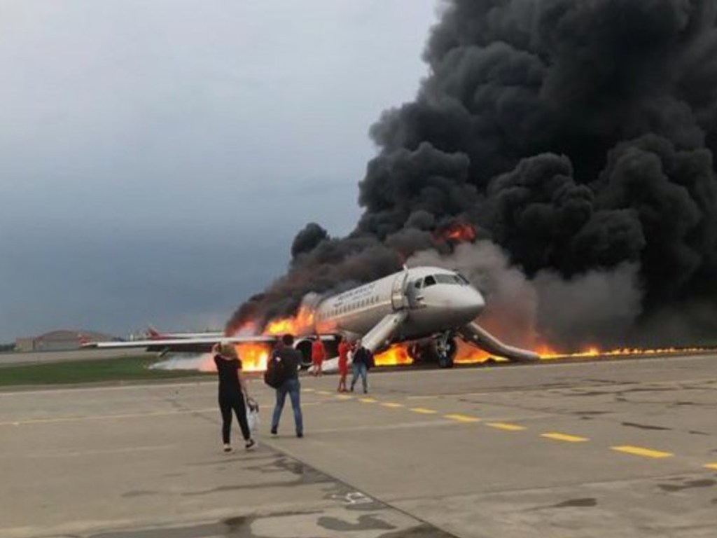 Трагедия в аэропорту «Шереметьево»: В Сети появились жуткие кадры выжженного самолета (ВИДЕО)