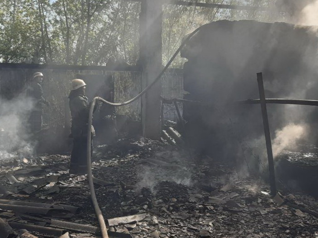 В Харькове сгорел огромный мебельный склад (ФОТО)