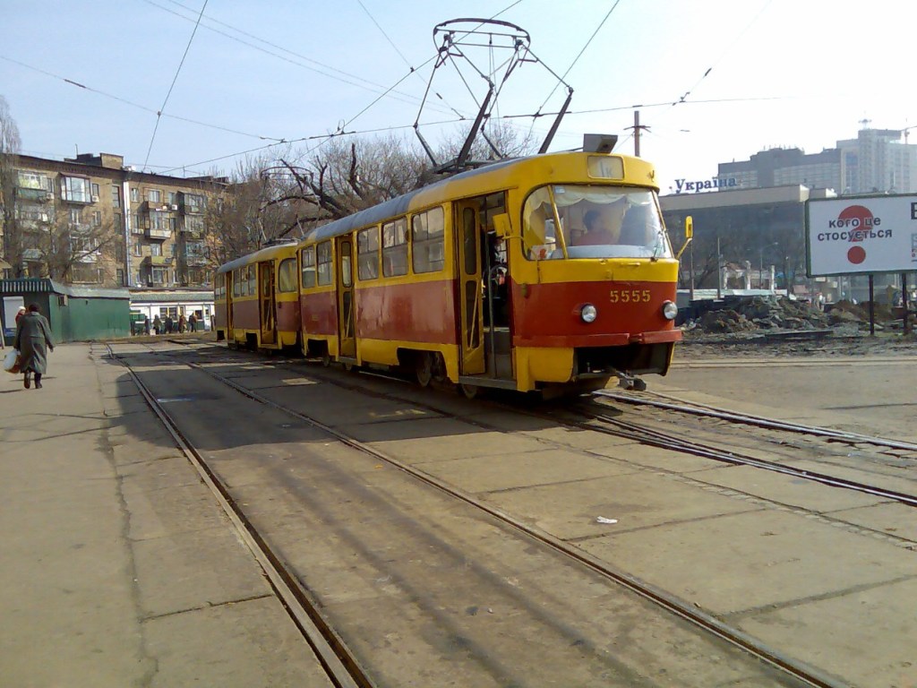 В Киеве нечистоты затопили трамвайные пути: в работе транспорта возникли сбои