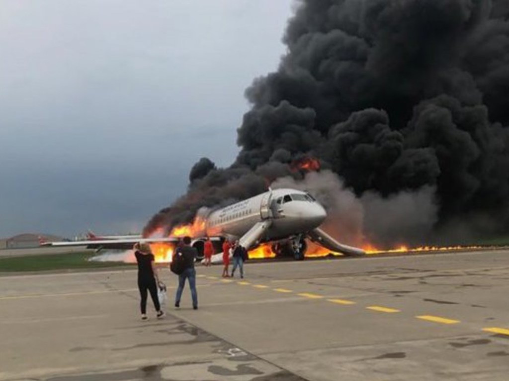 В РФ приступили к расшифровке «черных ящиков» самолета, разбившегося в Шереметьево