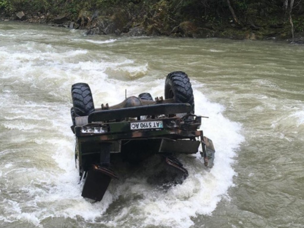 В реку на Прикарпатье рухнул грузовик с туристами, есть жертвы (ФОТО)