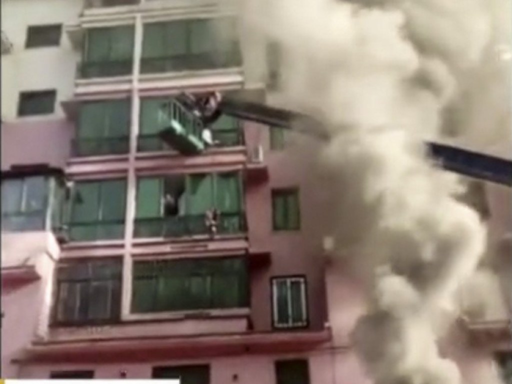 В Китае юный крановщик спас от огня 14 жителей многоэтажки (ФОТО)