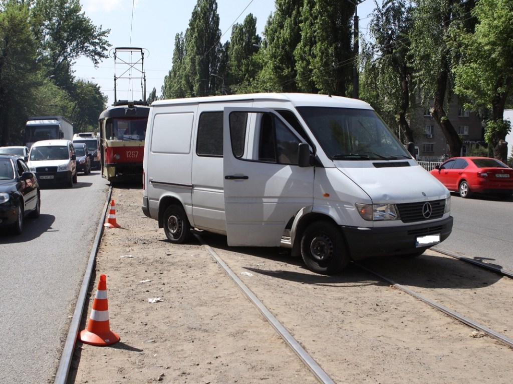 В Днепре микроавтобус Mercedes сбил женщину и выехал на трамвайные пути (ФОТО, ВИДЕО) 