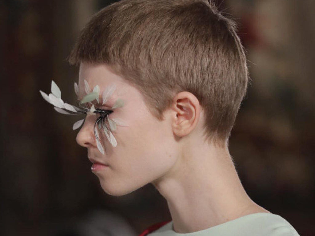 Модный тренд в макияже: мир покоряют ресницы-перья (ФОТО)