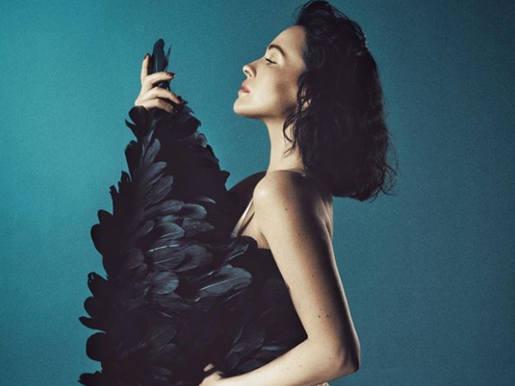 Украинская звезда Playboy взбудоражила сеть полуголыми фото с черными перьями