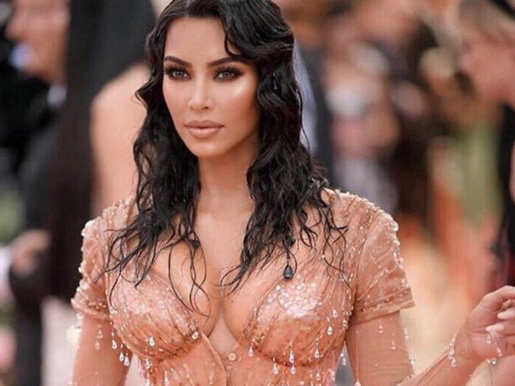 Ким Кардашьян выбрала «мокрое» платье для посещения нью-йоркского бала (ФОТО)