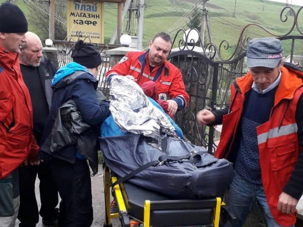 Потеряла сознание: в Карпатах спасли туристку из Чехии (ФОТО)