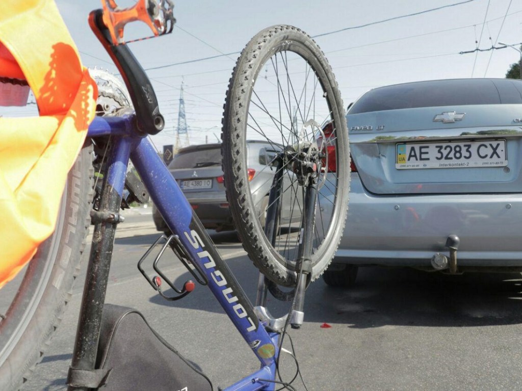В Днепре у поворота велосипедист врезался в Chevrolet (ФОТО, ВИДЕО)